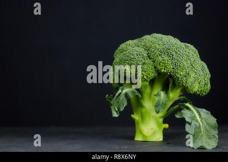 Deux têtes de salade saine. brocoli vert frais. vue horizontale de légumes vert fleur. régime alimentaire sain. Banque D'Images