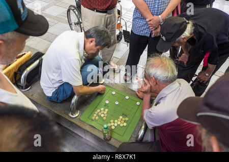 Locaux, la lecture,jeu,jeu de société, version,de,des,aller,mahjong,sur,street,de,,Longshan Temple Lungshan,Taiwan,Taipei,,République de Chine,RDC,Asia,Asiatique, Banque D'Images