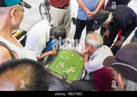 Locaux, la lecture,jeu,jeu de société, version,de,des,aller,mahjong,sur,street,de,,Longshan Temple Lungshan,Taiwan,Taipei,,République de Chine,RDC,Asia,Asiatique, Banque D'Images
