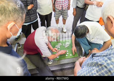 Locaux, la lecture,jeu,jeu de société, version,de,des,aller,mahjong,sur,street,de,,Longshan Temple Lungshan,Taiwan,Taipei,,République de Chine,RDC,Asia,Asiatique, Banque D'Images