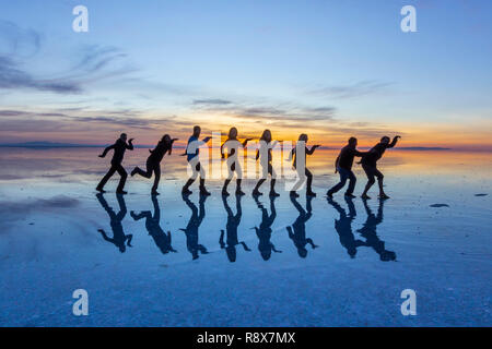 Les gens réflexions à Uyuni saltflats. L'une des plus belles choses qu'un photographe peut voir. Le lever du soleil sur un horizon infini à Uyuni Banque D'Images