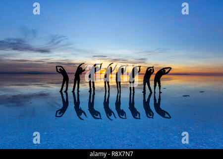 Les gens réflexions à Uyuni saltflats. L'une des plus belles choses qu'un photographe peut voir. Le lever du soleil sur un horizon infini à Uyuni Banque D'Images