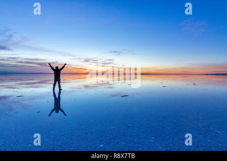 Les gens réflexions à Uyuni saltflats. L'une des plus belles choses qu'un photographe peut voir. Le lever du soleil sur un horizon infini à Uyuni Banque D'Images