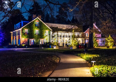 Vue de la nuit d'hiver ; les lumières de Noël et décorations ; Longwood Gardens ; Kennett Square, New Jersey, USA Banque D'Images