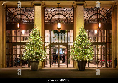 Vue de la nuit d'hiver ; les lumières de Noël et décorations ; Longwood Gardens ; Kennett Square, New Jersey, USA Banque D'Images