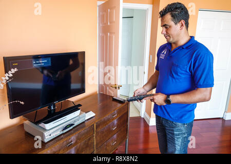 Miami Beach Florida,North Beach,Atlantic Broadband Cable TV Internet installer technicien, hispanique latin Latino ethnique immigran immigré Banque D'Images