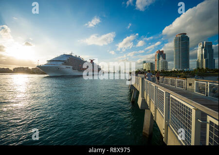 MIAMI - 16 décembre 2018 : Le Carnival Cruise ship quitte PortMiami, qui a établi un record d'une journée de 52 000 passagers au départ de la saison. Banque D'Images