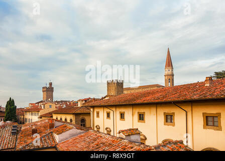 Voir d'Arezzo centre historique skyline avec vieilles tours, cathédrale beffroi gothique et caractéristique des toits de tuiles rouges Banque D'Images