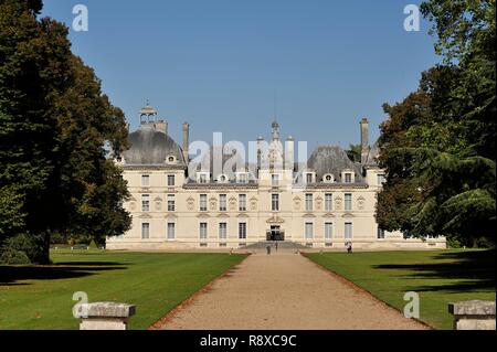 France, Loir et Cher, Cheverny, château qui a servi de modèle pour le château de Moulinsart occupé par le capitaine Haddock qui est Tintin's sidekick dans tous les livres de bandes dessinées relatant les aventures de Tintin, passerelle piétonne menant à la façade sud Banque D'Images