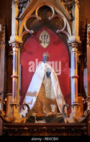 France, Lot, Haut Quercy, Rocamadour, ville religieuse médiévale avec ses sanctuaires et étape du chemin de Saint Jacques de Compostelle, Notre Dame de Rocamadour sanctuaire, chapelle Notre Dame, vierge noire de Rocamadour Banque D'Images