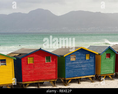 Cabines de plage de couleur et la mer, Le Cap, Afrique du Sud Banque D'Images