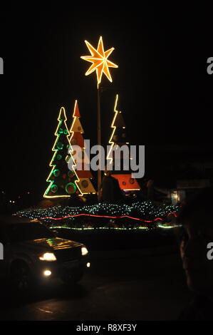 Baguio City en décembre 2018, les arbres de Noël sont affichées dans la rue et SM City Baguio Banque D'Images