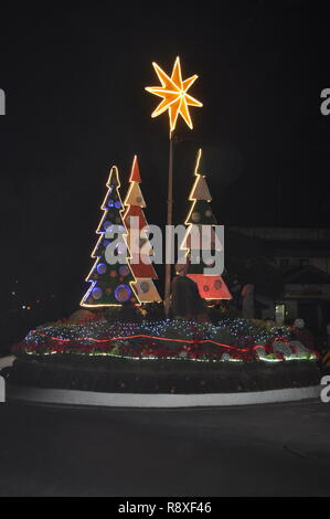 Baguio City en décembre 2018, les arbres de Noël sont affichées dans la rue et SM City Baguio Banque D'Images