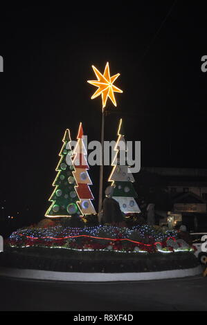 Baguio City en décembre 2018, les arbres de Noël sont affichées dans la rue et SM City Baguio Banque D'Images