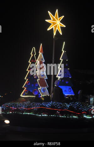 Baguio City en décembre 2018, les arbres de Noël sont affichées dans la rue et SM City Baguio Banque D'Images