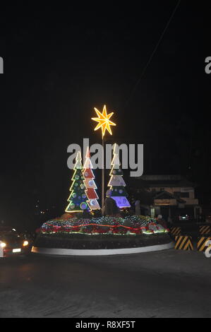 Baguio City en décembre 2018, les arbres de Noël sont affichées dans la rue et SM City Baguio Banque D'Images