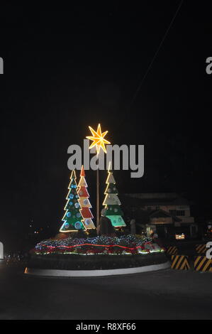 Baguio City en décembre 2018, les arbres de Noël sont affichées dans la rue et SM City Baguio Banque D'Images