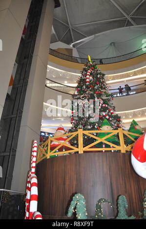 Baguio City en décembre 2018, les arbres de Noël sont affichées dans la rue et SM City Baguio Banque D'Images