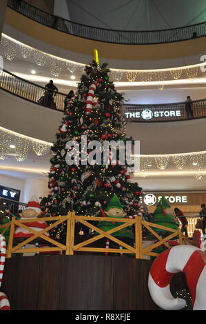 Baguio City en décembre 2018, les arbres de Noël sont affichées dans la rue et SM City Baguio Banque D'Images