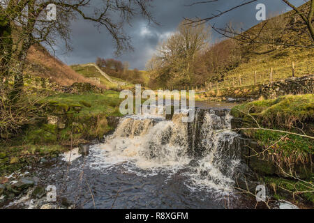 North Pennines paysage de l'AONB, Ettersgill Beck en cascade de lumière spectaculaire Dec 2018 Banque D'Images