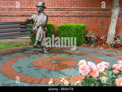 Une statue de bronze de William Faulkner donne sur la place du palais de justice, le 31 mai 2015, à Oxford, Mississippi. Banque D'Images