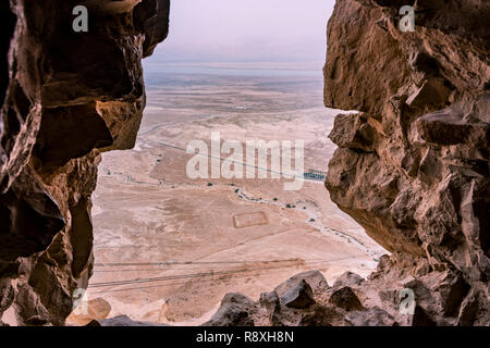 Vue depuis la Massada ruines du désert de Judée, la Mer Morte et puis le territoire jordanien. Marqué sur le terrain l'un des camps de siège romain.Israël. Banque D'Images