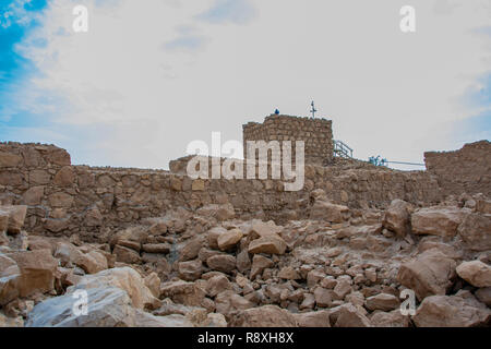 Ruines de la forteresse de Massada. sur les murs en pierre il y a un trait noir qui délimite le mur original de la reconstruction de l'un. Banque D'Images