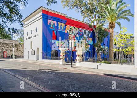 Gibraltar, territoire britannique d'outre-mer - le 8 novembre 2018 : La rue principale et le Théâtre Hall avec ses provinces repeindre façade nord Banque D'Images