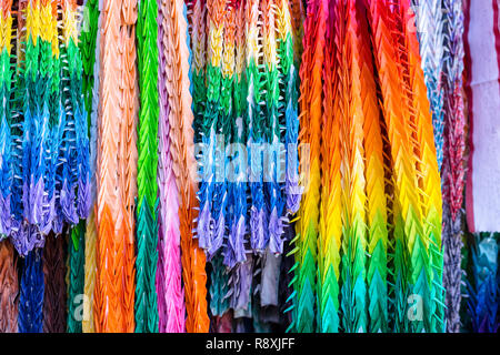 Des grues de papier japonais coloré. Banque D'Images