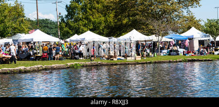 Babylone, NY, USA - 16 septembre 2018 : ligne de vendeurs dans le lac Argyle Babylone village pendant la foire annuelle. Banque D'Images