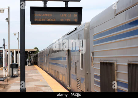 Babylone, N.Y. USA - 29 juin 2017 : Double Decker train assis sur la plate-forme de Babylone doit attendre le train à partir de la Jamaïque. Banque D'Images