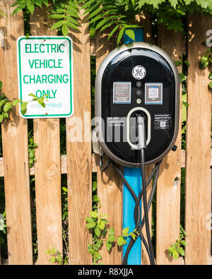 Syracuse, NY, USA - 8 juin 2018 : une station de recharge pour voitures électriques fournis par GE dans un stationnement de l'hôtel pour leurs invités à utiliser. Banque D'Images