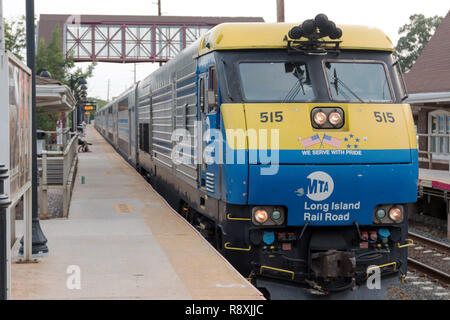 Bay Shore, NY, USA - 29 juin 2017 : une double decker train arrive à la gare de Bay Shore la semaine avant l'été de l'enfer, c'est de commencer. Banque D'Images