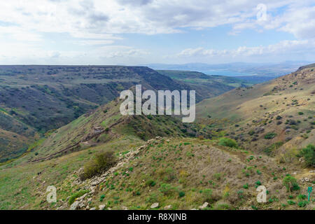 Vue sur les vestiges de la vieille ville et forteresse de Gamla, avec la Mer de Galilée dans l'arrière-plan. Plateau du Golan, dans le Nord d'Israël Banque D'Images