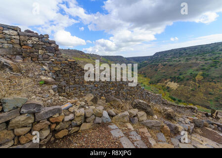 Vue sur les vestiges de la vieille ville et forteresse de Gamla, avec sentier et paysage. Plateau du Golan, dans le Nord d'Israël Banque D'Images