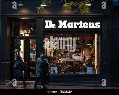 Montréal, Canada - le 5 novembre 2018 : Dr Martens logo sur leur magasin principal de Montréal, Québec. Dr Martens est une chaussure, chaussures et vêtements comp Banque D'Images