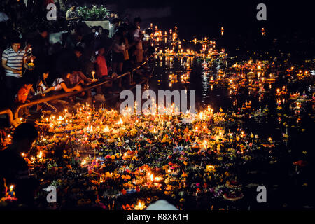 BANGKOK, THAÏLANDE - 22 novembre : festival de Loy Krathong, photo de nuit de pleine lune pour célébrer la population thaïlandaise Loy Krathong festival le 22 novembre, 2018 dans Banque D'Images