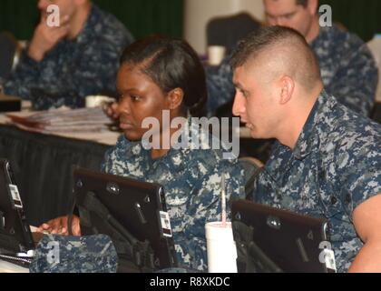 JOINT BASE SAN ANTONIO-RANDOLPH AIR FORCE BASE - (14 mars 2017), le Maître de 1re classe Conseiller Marine Ivan Aguilar de recrutement pour la Marine Station (NRS) McAllen aide Technicien de systèmes de turbines à gaz (mécanique) 2e classe verte Jalisa des ORA Sud Corpus Christi avec entrées dans le Web R-Tools application lors de recrutement pour la Marine District San Antonio's Leading maîtres de conférence au Club des Officiers des tacons. Aguilar, originaire de Pharr, Texas, est diplômé de 2005 Economedes High School et le vert est originaire de Baton Rouge, en Louisiane, et d'un diplômé de 2008 Scotlandville Magnet High S Banque D'Images