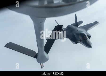 Un Corps des Marines américains F-35B Lightning II du Marine Fighter Attack Squadron 121, approches le boom d'un KC-135 Stratotanker du 909e Escadron de ravitaillement en vol pour un ravitaillement en vol, le 14 mars 2017, au-dessus de l'océan Pacifique. La 909e offre ARS-combat prêt KC-135 tanker d'équipage pour soutenir les opérations de paix et à tous les niveaux de conflit dans l'Indo-Asia-théâtre du Pacifique. Banque D'Images