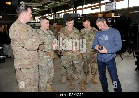 Formation Support Specialist, Karl Wetherington, certifie des soldats américains affectés à 720 Entreprise de neutralisation des explosifs, sur l'engin explosif Effects Simulator (IEDES) au centre de support de formation le 9 mars 2017, Baumholder, Allemagne. Banque D'Images