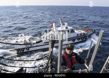 BUSAN, République de Corée (15 mars 2017) Le capitaine d'un bateau-pilote de République de Corée vient à bord de la classe Arleigh Burke destroyer lance-missiles USS Wayne E. Meyer (DDG 108) pour aider l'équipage à naviguer le bateau au port. Wayne E. Meyer est en fonction d'un programme de déploiement de l'ouest du Pacifique avec le groupe aéronaval du Carl Vinson dans le cadre de la flotte américaine du Pacifique visant à étendre la flotte des États-Unis 3e fonctions de commandement et de contrôle dans l'Indo-Asia-région du Pacifique. Porte-avions de la marine américaine ont régulièrement des groupes grève patrouillé les Indo-Asia-pacifique depuis plus de 70 ans. Banque D'Images