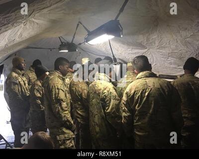 Des soldats de la Compagnie A, 64e Bataillon de soutien de la Brigade Blindée, 3e Brigade Combat Team, 4e Division d'infanterie, des cartes pour examen au cours de convoi un exercice de poste de commandement menée 6-10 Mars, 2017, à Skwierzyna, Pologne. L'entreprise a validé sa capacité de planifier et d'exécuter des missions dans des conditions rudimentaires, comme il travaille à l'appui de la résolution de l'Atlantique, offrant des fournitures à 3/4 unités ABCT aussi loin que l'Estonie. Banque D'Images