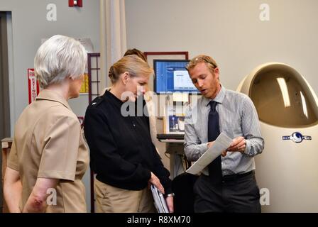 SAN DIEGO (13 mars 2017) Naval Health Research Center (CNRL) personnel de discuter des capacités de recherche de commande arrière avec Adm. Ann Burkhardt, Directeur, Bureau de Marin du 21e siècle, alors qu'elle visite le laboratoire de la performance Warfighter. Les scientifiques de la Commission nationale des recherches pour améliorer l'état de préparation physique et mentale des membres du service des États-Unis, le travail qui s'harmonise avec de nombreuses initiatives marin du 21e siècle. Depuis 1980, l'homme a été l'étude de préparation physique et de tests sont en train d'évaluer la composition corporelle des données pour les membres de la Marine. De plus, l'homme effectue des recherches pour aborder psychologique Banque D'Images