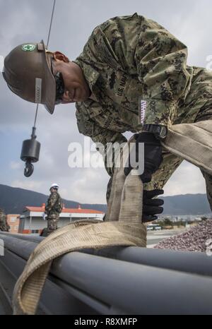 Utilitesman Rios-Velazquez Constructionman Jose L., affectés à la construction navale 5 Bataillon mobile, s'apprête à lever des matériaux de construction à la République de Corée (ROK) l'éducation et de la formation navale en commande Jinhae, Corée, le 14 mars 2017, dans le cadre de l'exercice Foal Eagle 2017. Foal Eagle est un exercice d'entraînement bilatéral annuel, conçu pour améliorer l'état de préparation des forces des États-Unis et de la République de Corée et de leur capacité à travailler ensemble durant une crise. Banque D'Images