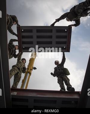 Bataillon de construction Mobile Naval 5 marins et République de Corée (ROK) construction battalion marins reconstruire un quai endommagé lors de la guerre de Corée l'éducation et de la formation dans la commande Jinhae, Corée, le 14 mars 2017, dans le cadre de l'exercice Foal Eagle 2017. Foal Eagle est un exercice d'entraînement bilatéral annuel, conçu pour améliorer l'état de préparation des forces des États-Unis et de la République de Corée et de leur capacité à travailler ensemble durant une crise. Banque D'Images