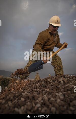 Le lieutenantj.g. John Watkins, affectés à la construction navale 5 Bataillon mobile, aide à la reconstruction d'un mur de quai endommagé à la République de Corée (ROK) l'éducation et de la formation navale en commande Jinhae, Corée, le 14 mars 2017, dans le cadre de l'exercice Foal Eagle 2017. Foal Eagle est un exercice d'entraînement bilatéral annuel, conçu pour améliorer l'état de préparation des forces des États-Unis et de la République de Corée et de leur capacité à travailler ensemble durant une crise. Banque D'Images