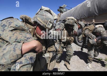 AIR-SOL MARIN CENTRE DE FORMATION GROUPE DE TRAVAIL Twentynine Palms, Californie - Marines et marins avec un détachement de soutien du transport du bataillon logistique de combat, 15 blessés simulés au cours de Marines transport embuscade débloqués au cours des exercices d'entraînement en milieu urbain réaliste, le 13 mars 2017. Les Marines utilisées le convoi une formation pour acquérir compétence avec tir, de communes et de l'évacuation des procédures pour leur déploiement à venir plus tard cette année. MEUs fonctionnent en continu à travers le monde et de fournir au président et les commandants de combat unifié avec un avant-déployée, souples et adaptés à la mer b Banque D'Images