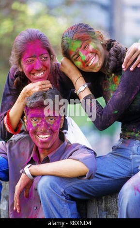 Trois amis profitant du Festival Holi M.# 396 Banque D'Images