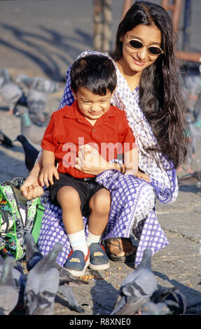 La mère et l'enfant à nourrir les pigeons porte de l'Inde Bombay Inde M.# 152 Banque D'Images