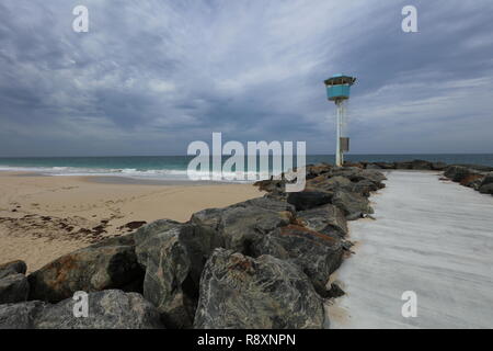 Tour de patrouille sur le sud de l'épi rocheux de City Beach, Perth, Australie de l'Ouest, d'assurer la sécurité des gens sur cette plage en face de l'Océan Indien. Banque D'Images